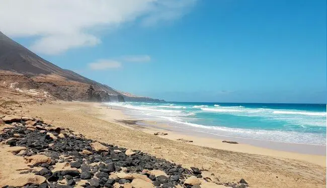 Practicar surf en Fuerteventura y guía de viaje a tope